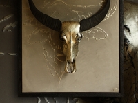 waterbuffel-schedel-op-wandpaneel-met-contour-silhouette-kleur-tin