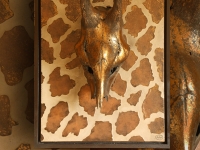wandpaneel-giraffe-skull-antique-gold_0